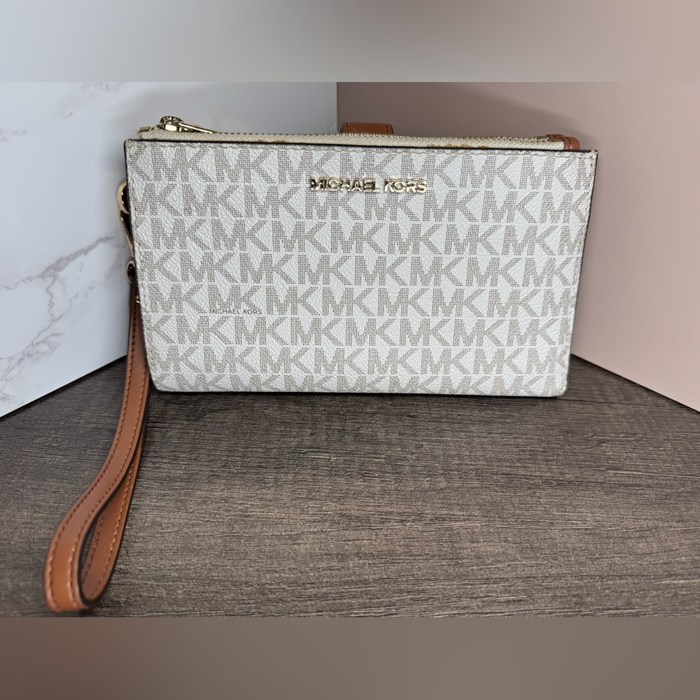 Michael Kors Wristlet Wallet